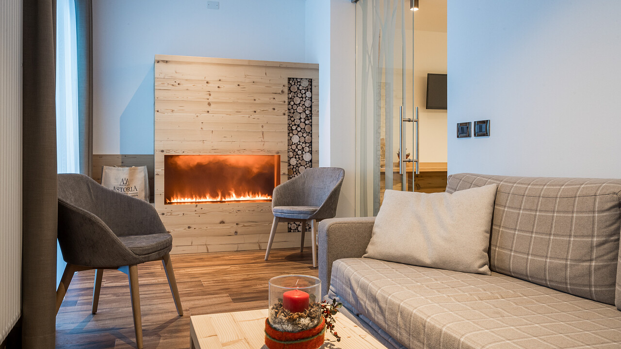 Caminetto divano Hotel Astoria Canazei