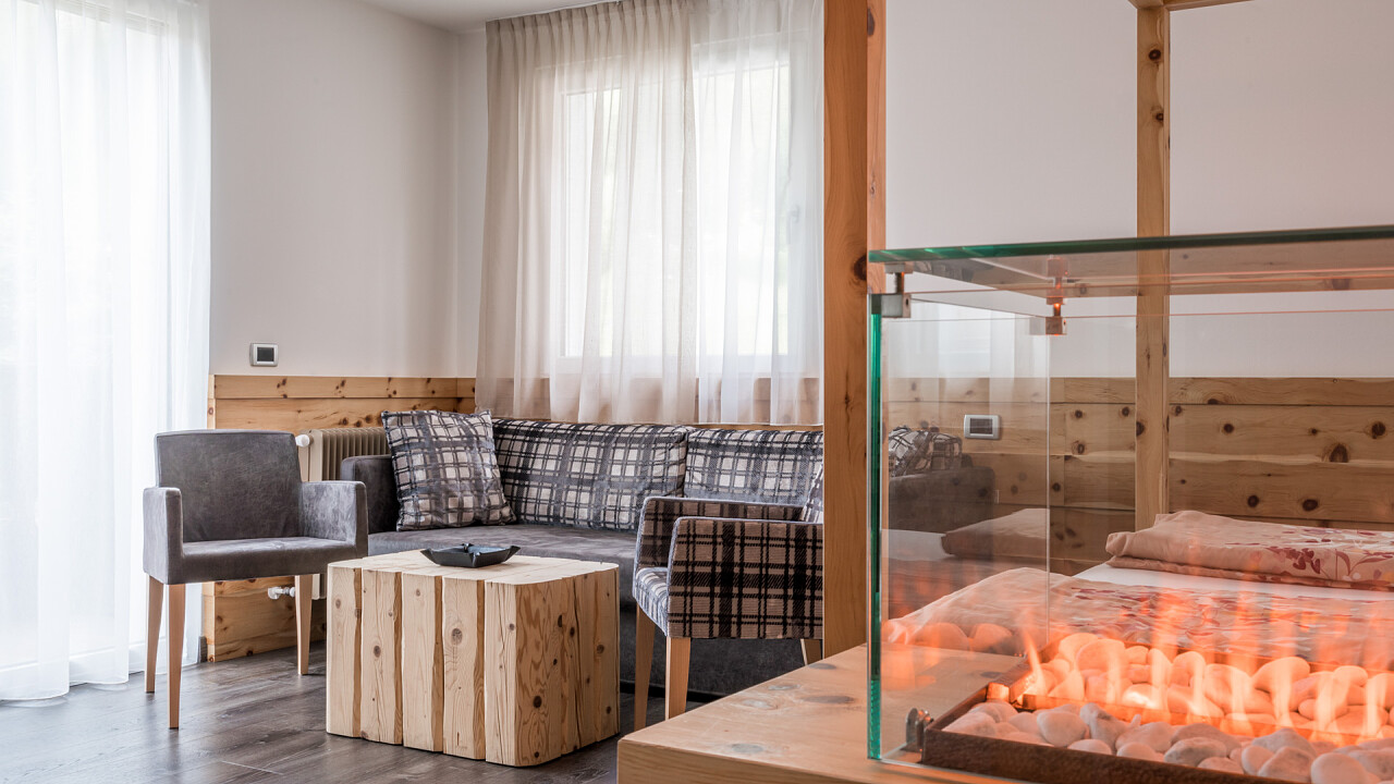 Caminetto poltrone camera Hotel Astoria Canazei