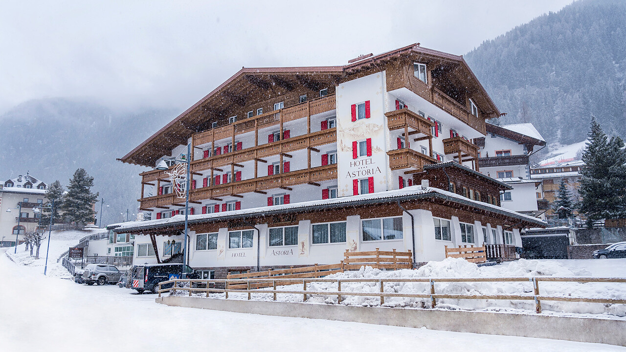 esterno inverno Hotel Astoria Canazei