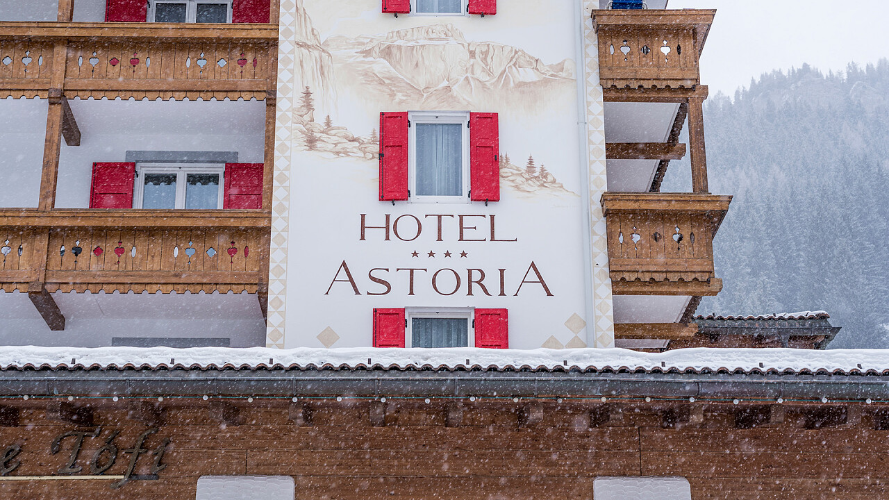 insegna hotel Astoria Canazei