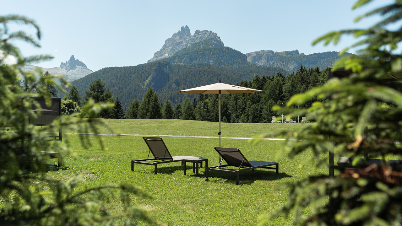 Giardino con sdrai Hotel Tofana Cortina