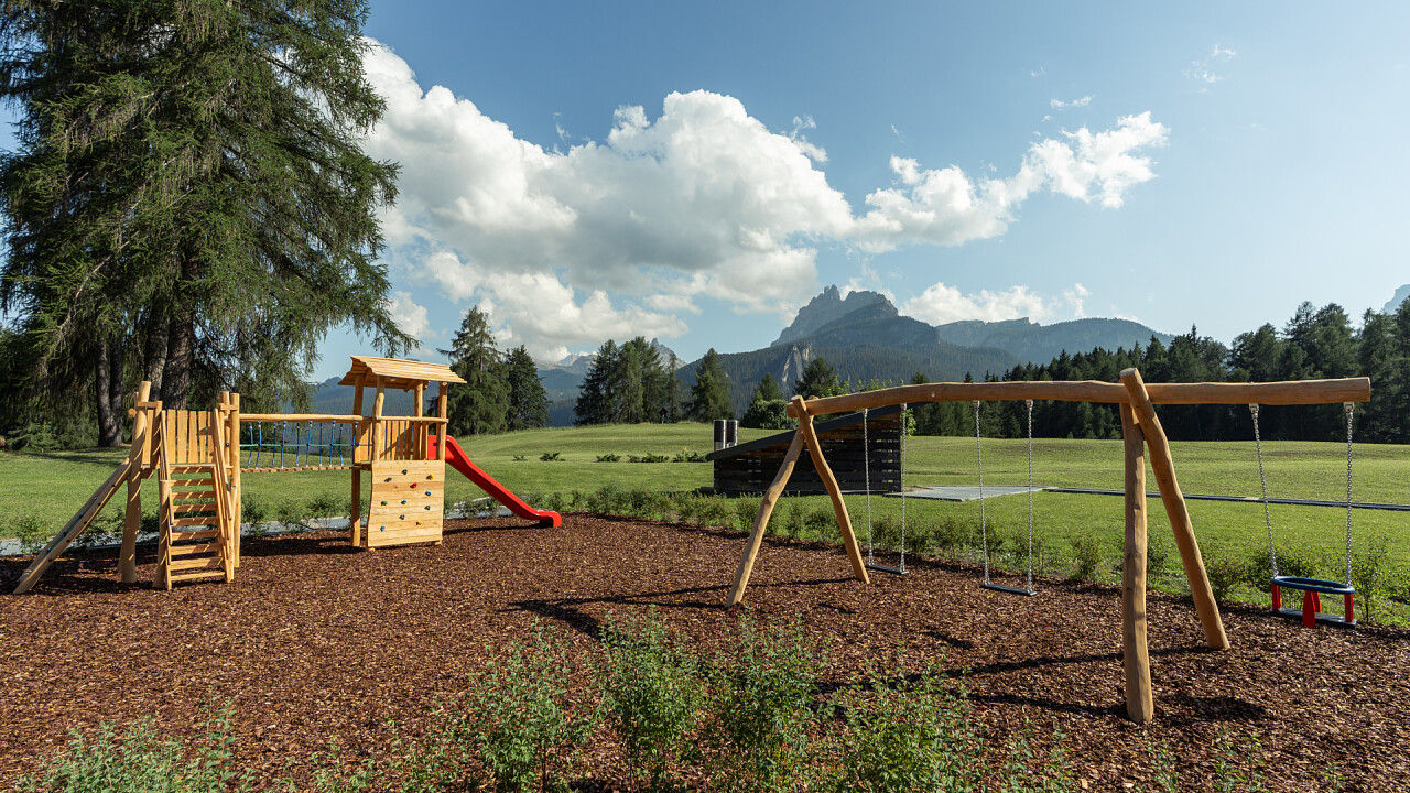 Parco giochi esterno Hotel Tofana Cortina