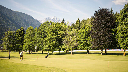 Sciatori vicino al MMM corones Mirabell Dolomites Hotel . Luxury . Ayurveda & Spa