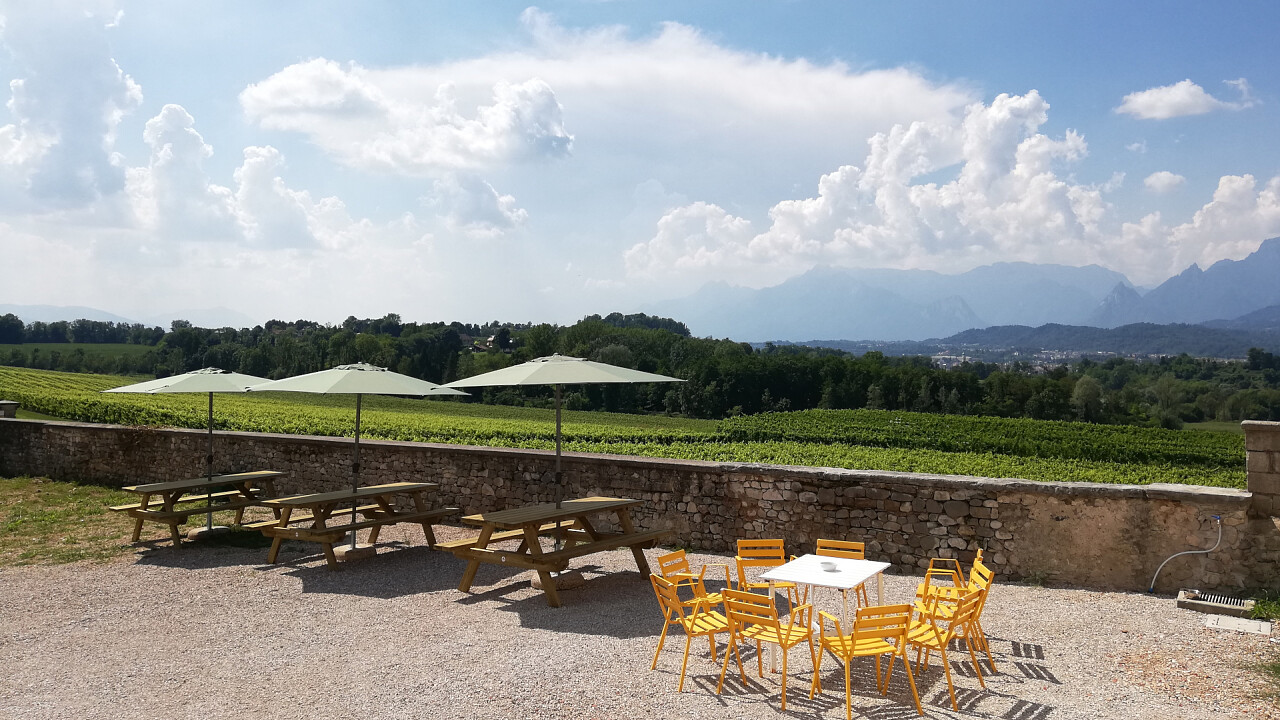 Terrazza con sedie e tavoli e vista sulla Valbelluna - Villa di Modolo