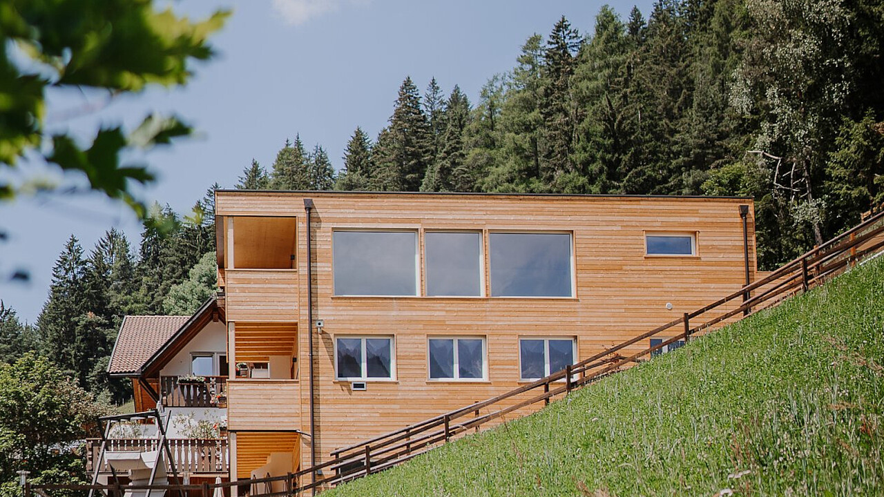 esterno in legno estate Hotel Berghaus Rosengarten