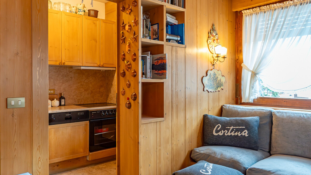 vista su cucina da soggiorno