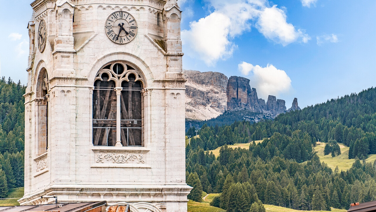 particolare del campanile del centro di Cortina