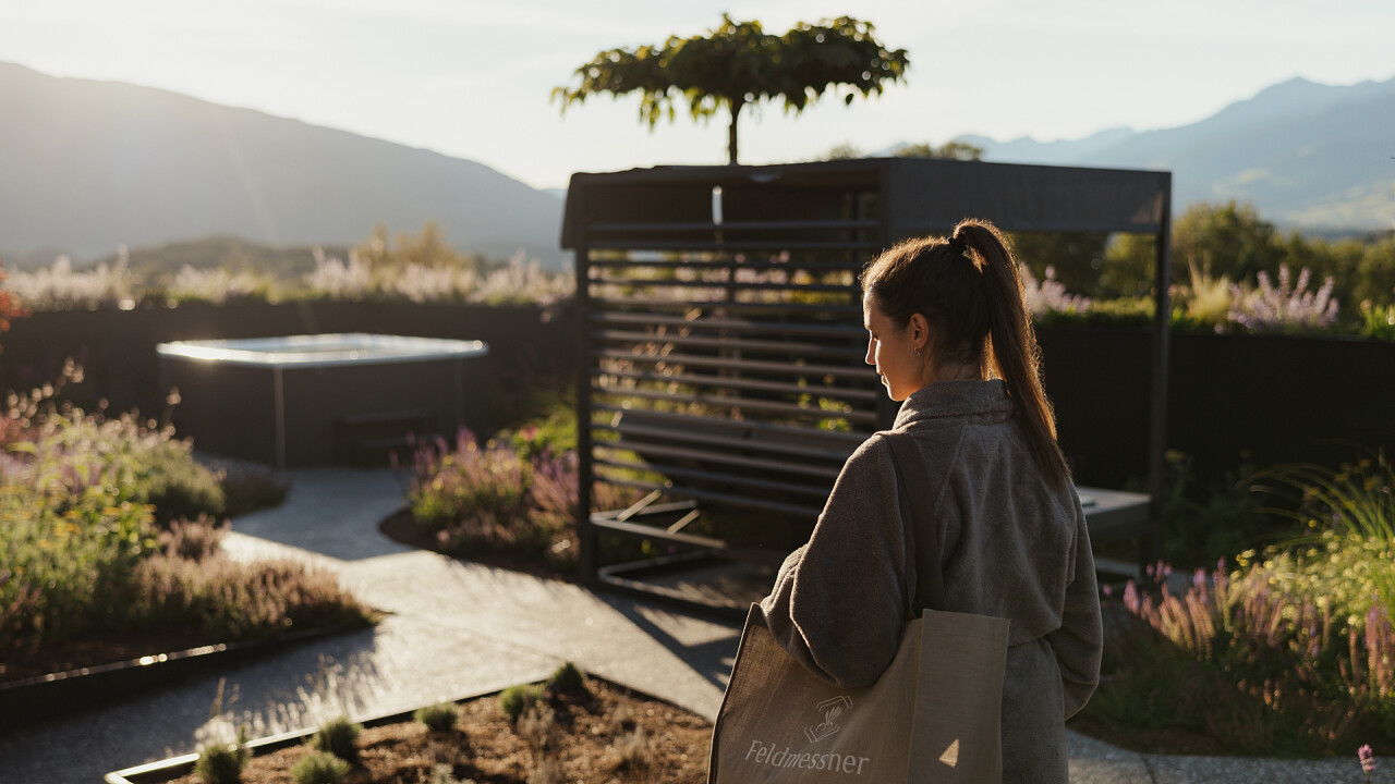 ragazza giardino autunno Hotel B&B Feldmessner Riscone