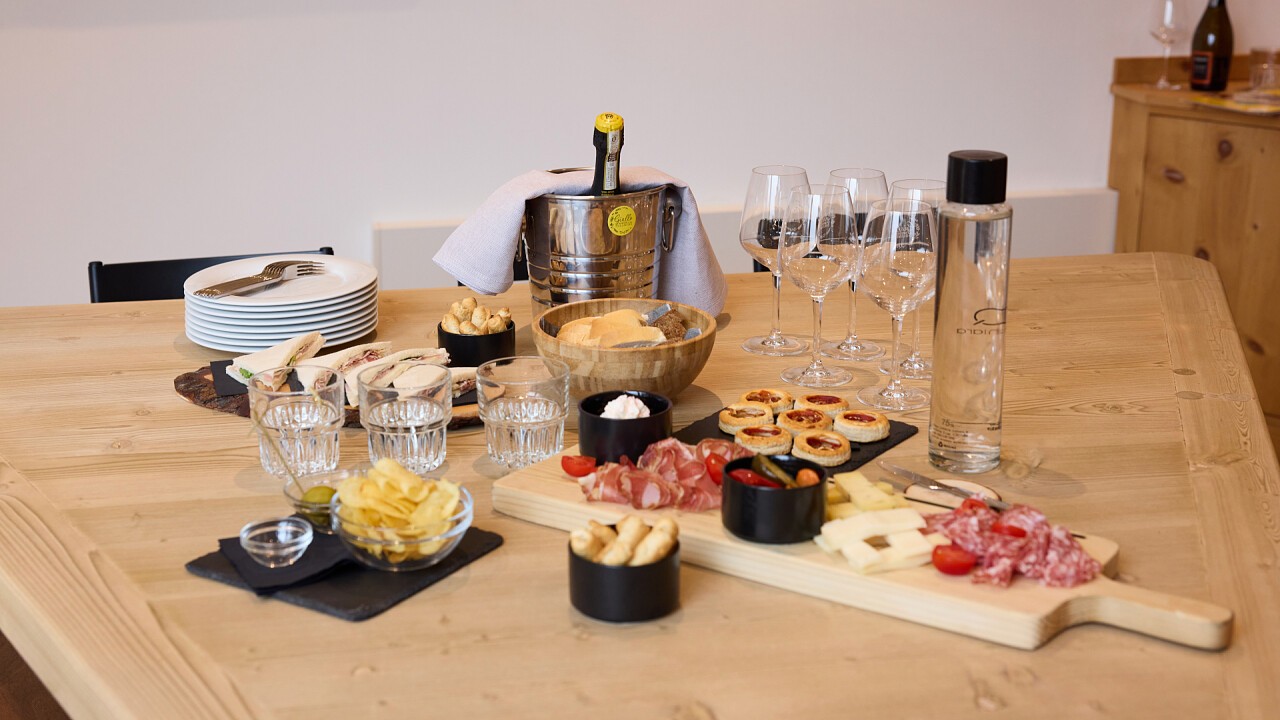 Aperitivo taglieri vino Locanda Giallo Dolomiti