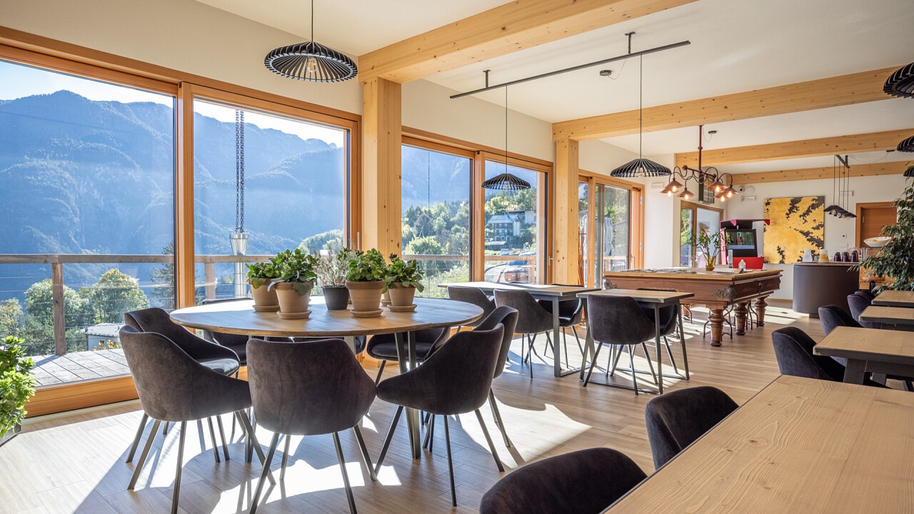 Tavoli con sedie ristorante Locanda Giallo Dolomiti