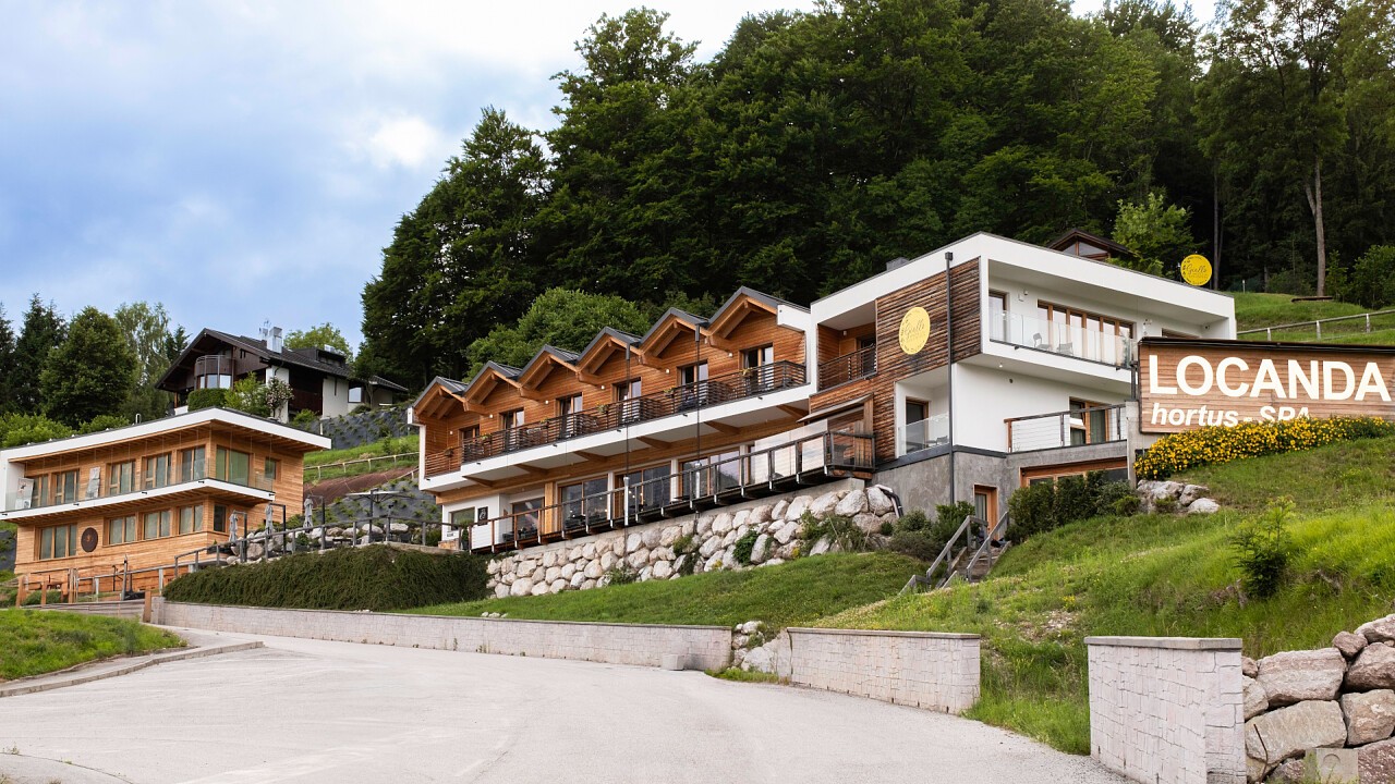 esterno estivo Locanda Giallo Dolomiti