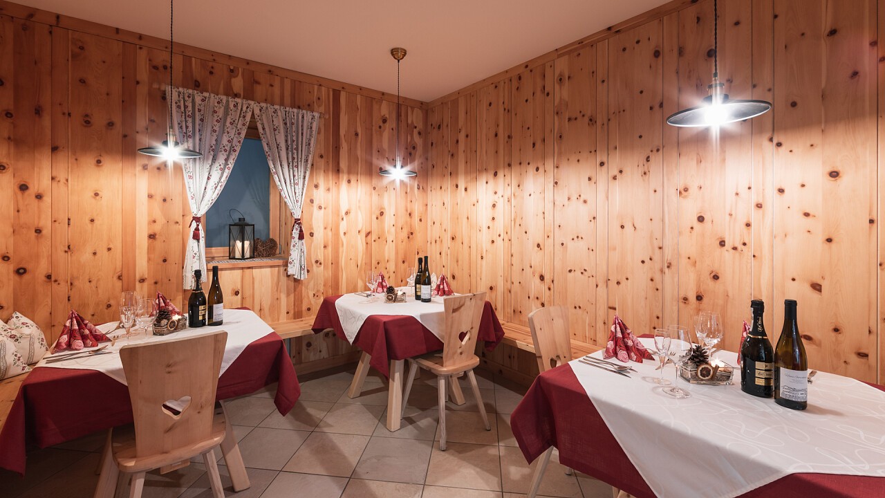 Sala ristorante con tavoli Hotel Appartement Haus Gitschberg