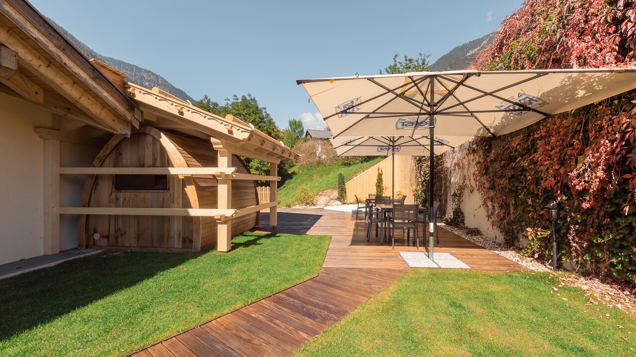 giardino autunno con tavoli Hotel Appartement Haus Gitschberg