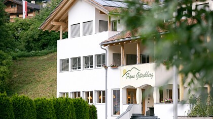 giardino autunno con tavoli Hotel Appartement Haus Gitschberg