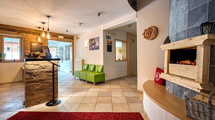 giardino autunno con tavoli Hotel Appartement Haus Gitschberg