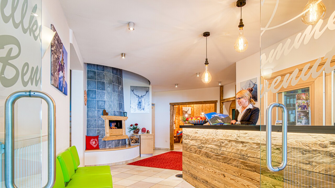 ragazza reception Hotel Appartement Haus Gitschberg