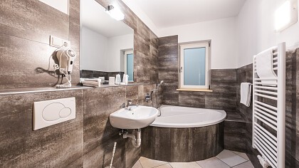 giardino autunno con tavoli Hotel Appartement Haus Gitschberg