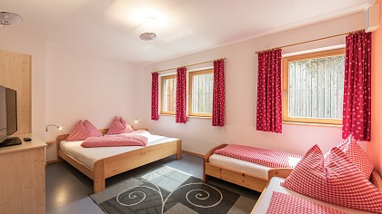 giardino autunno con tavoli Hotel Appartement Haus Gitschberg