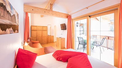 giardino autunno con tavoli Hotel Appartement Haus Gitschberg