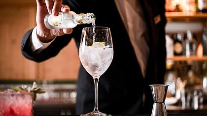 Ragazza a bordo piscina - Hotel & Benessere Windschar