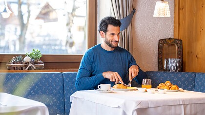 Ragazza a bordo piscina - Hotel & Benessere Windschar
