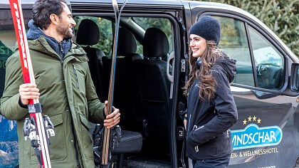 Ragazza a bordo piscina - Hotel & Benessere Windschar