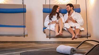 Ragazza a bordo piscina - Hotel & Benessere Windschar