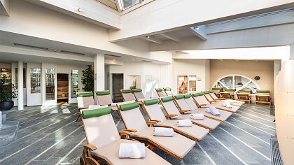 Ragazza a bordo piscina - Hotel & Benessere Windschar