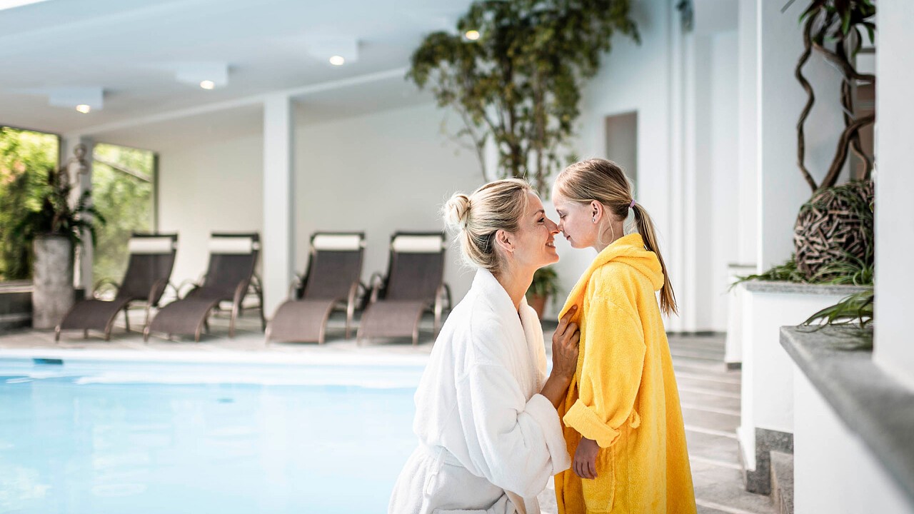 Mamma e figlia a bordo piscina - Hotel & Benessere Windschar