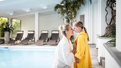 Ragazza a bordo piscina - Hotel & Benessere Windschar