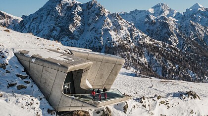 Ragazza a bordo piscina - Hotel & Benessere Windschar