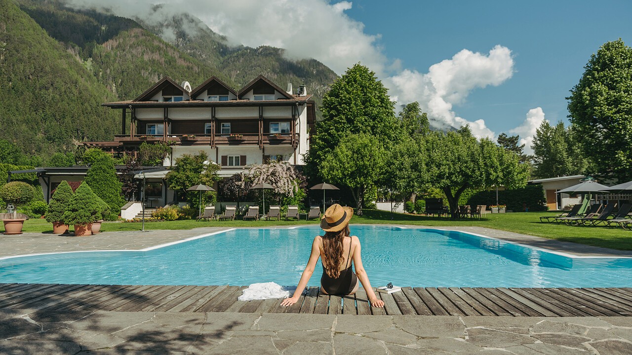 Ragazza a bordo piscina - Hotel & Benessere Windschar