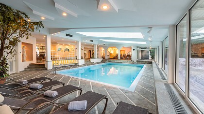 Ragazza a bordo piscina - Hotel & Benessere Windschar