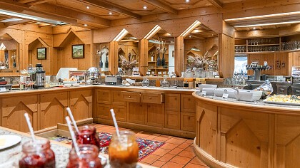 Ragazza a bordo piscina - Hotel & Benessere Windschar