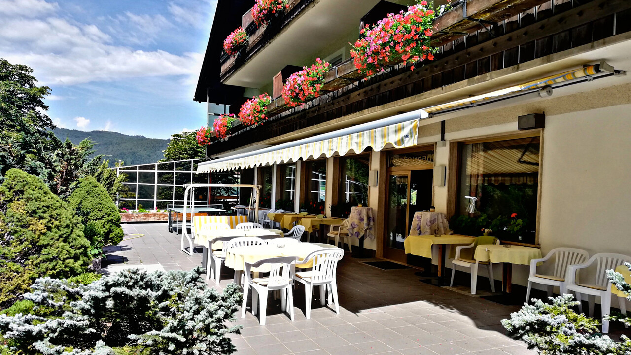 giardno_esterno_zona_relax_hotel_rodes_hotel_ortisei