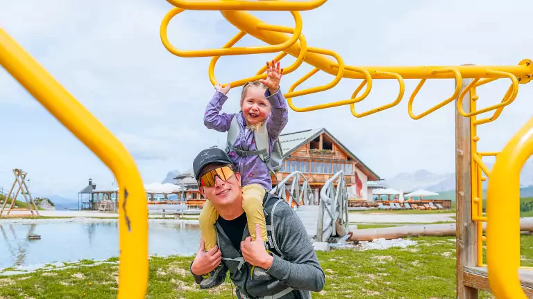 papà e figlia nel parco giochi del rifugio