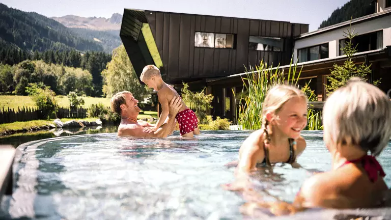 Family at the pool - Alpura