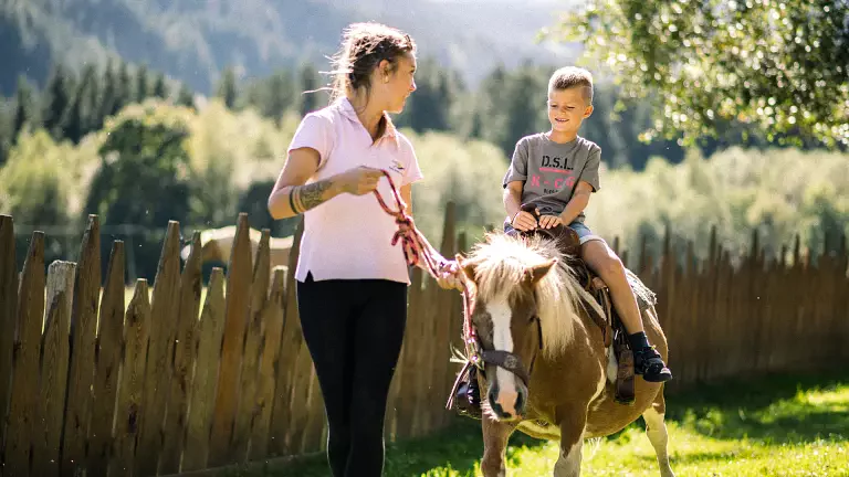 Children on horseback - Alpura