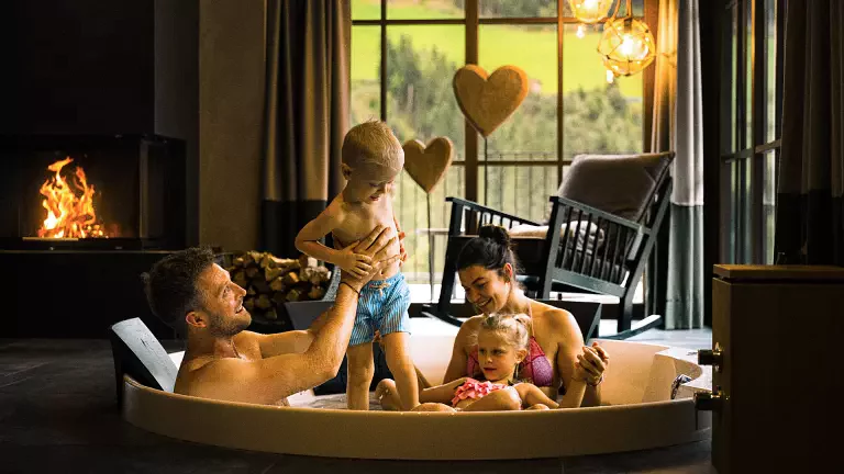 Family in the indoor pool - Alpura