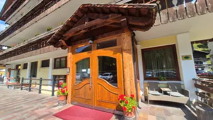 esterno con terrazza Hotel Garnì Posta