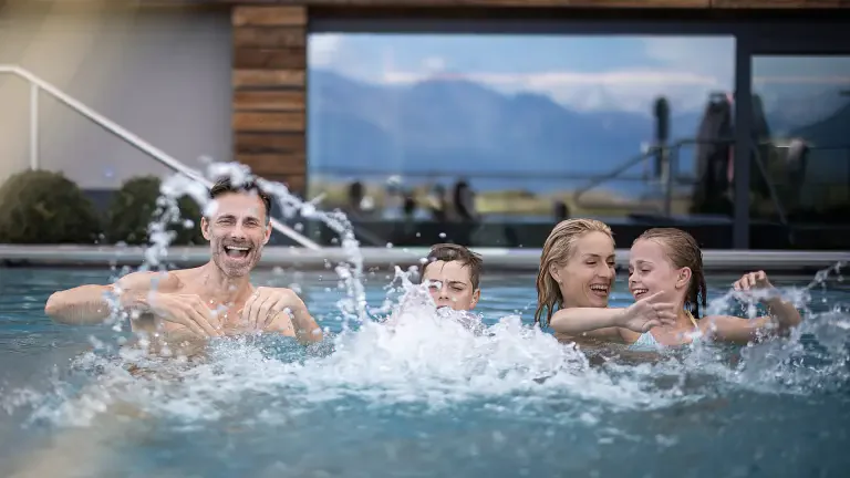 famiglia in piscina - DAS GERSTL Family Retreat