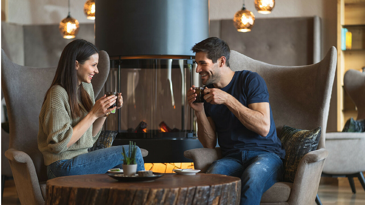 coppia beve una tisana Hotel Tirolerhof