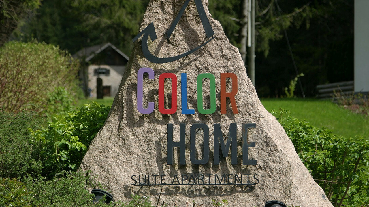 Logo su pietra Color Home Suite Apartments