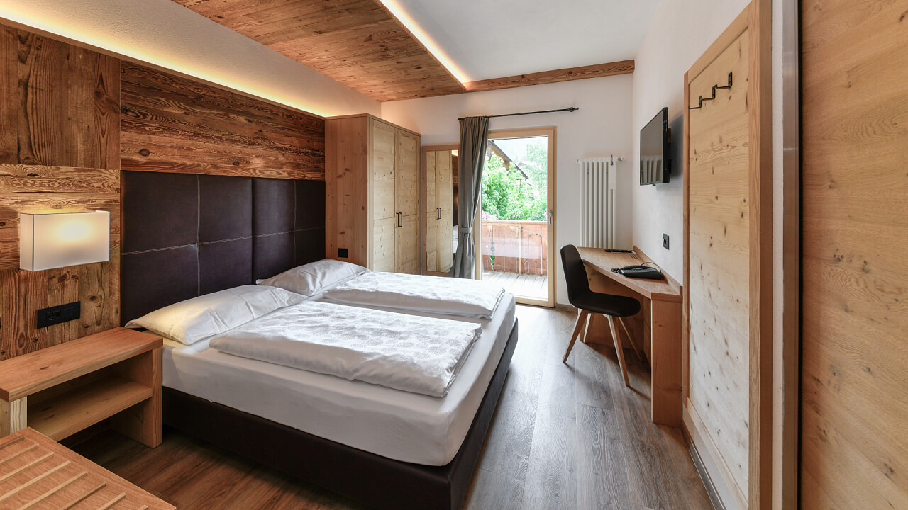 camera doppia con parquet Hotel Brunella