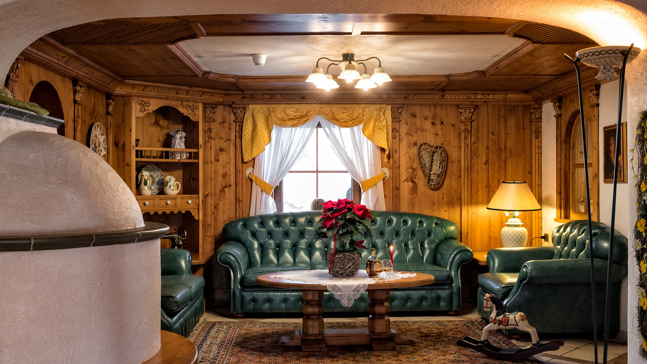 lounge con divano e tavolo Hotel Brunella