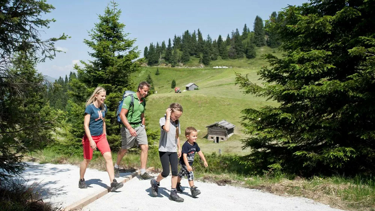 Famiglia che cammina Hotel Bergblick