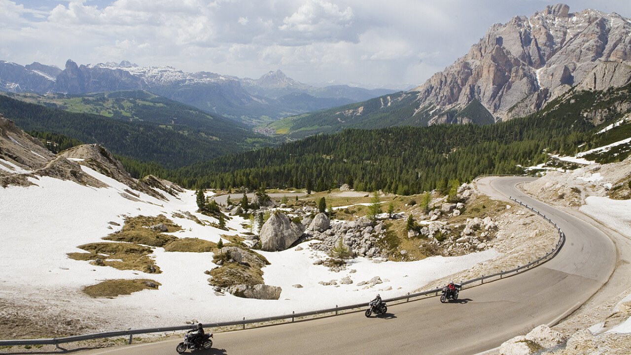 Girare in moto tra le Dolomiti della Val di Fassa