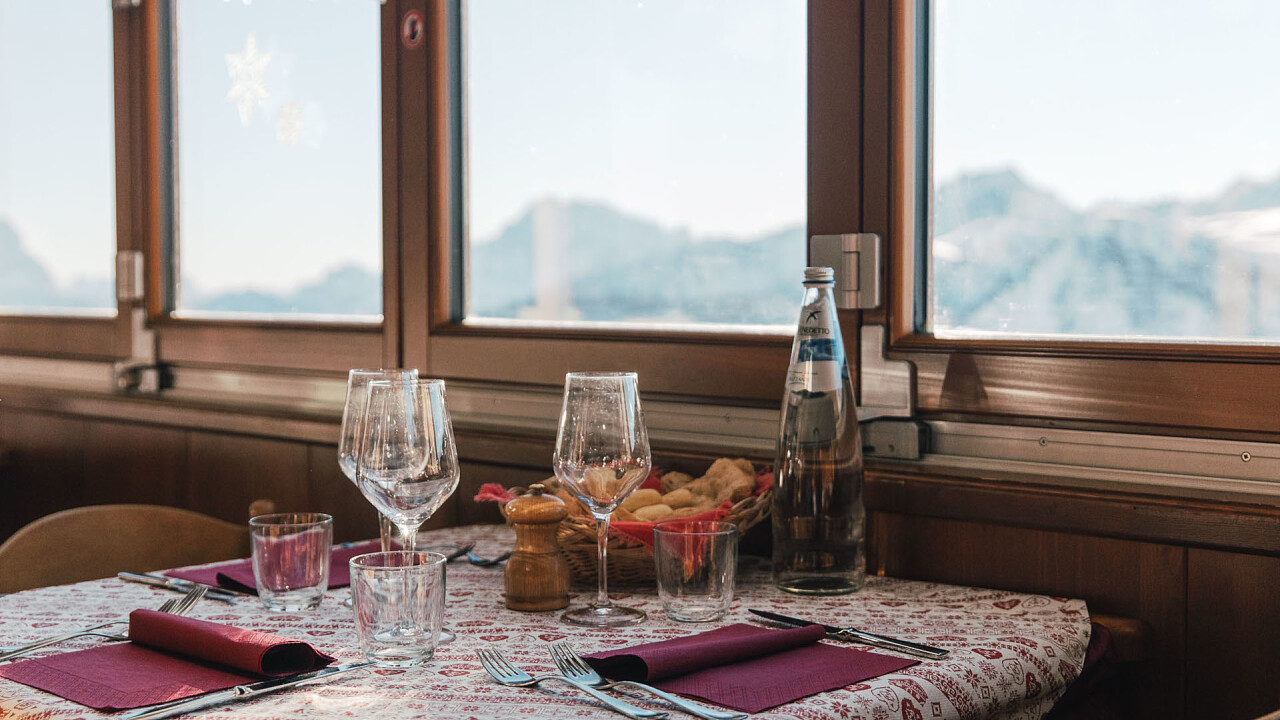 Tavolo apparecchiato Bec de Roces Arabba