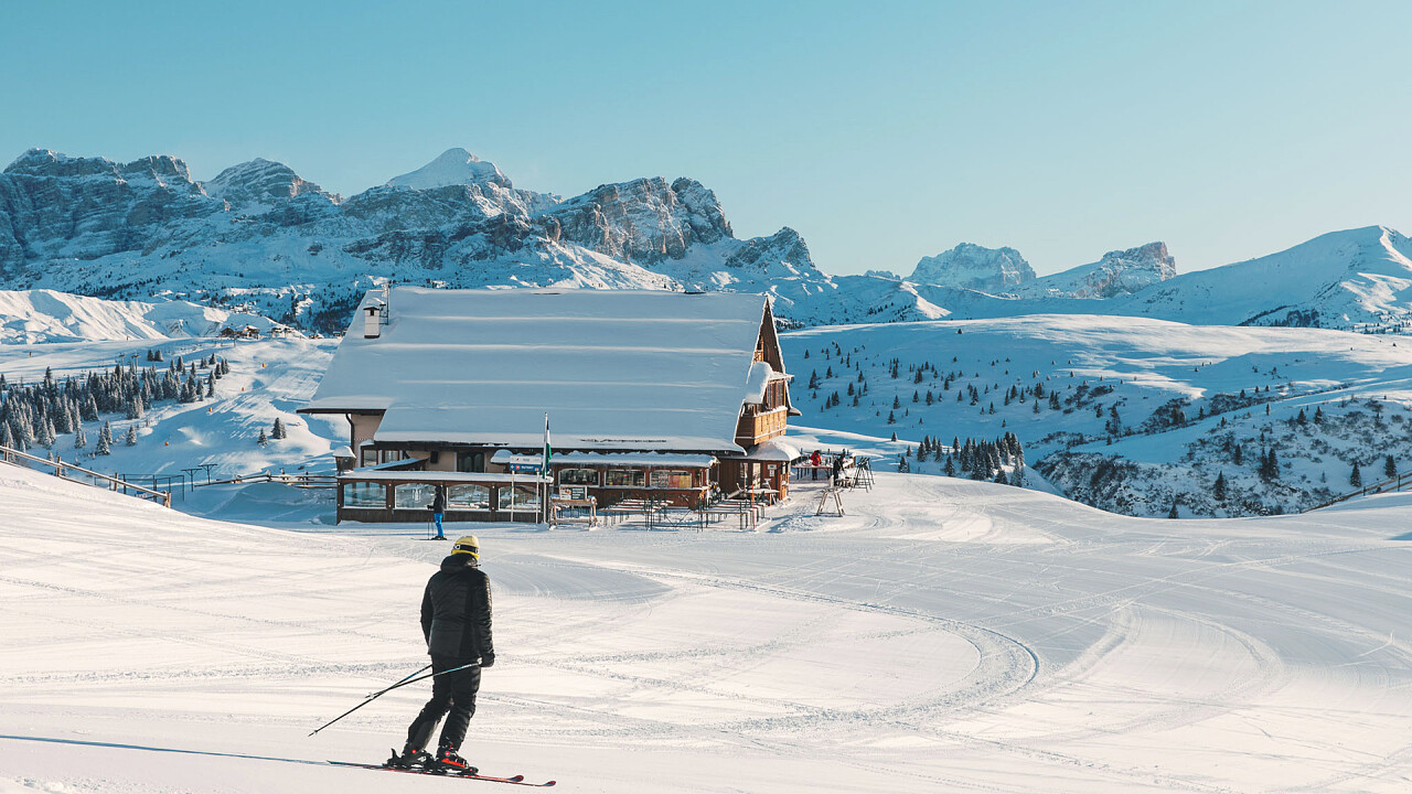 Sciatore piste da sci Bec de Roces Arabba