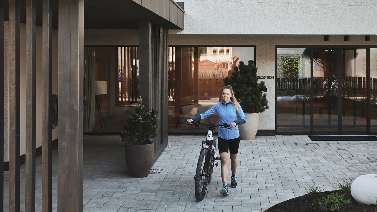 Ragazza bici davanti AMA Stay